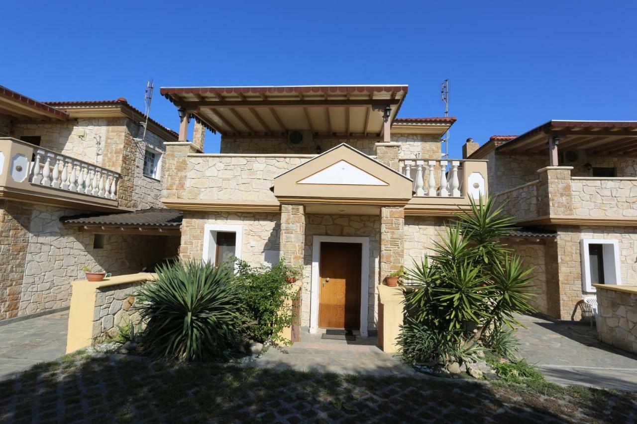 Villa Argo 3 - Beachfront, Big Gardens, Location! Пефкохори Екстериор снимка