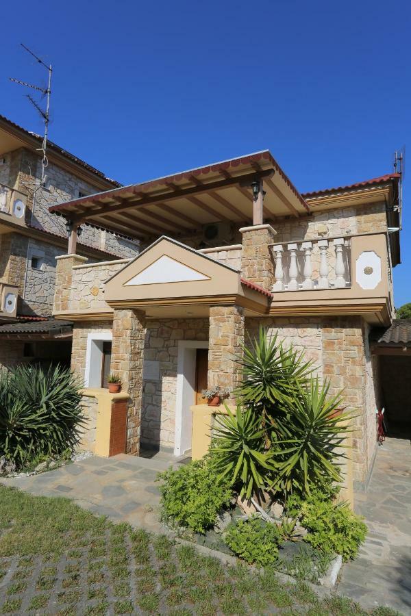 Villa Argo 3 - Beachfront, Big Gardens, Location! Пефкохори Екстериор снимка