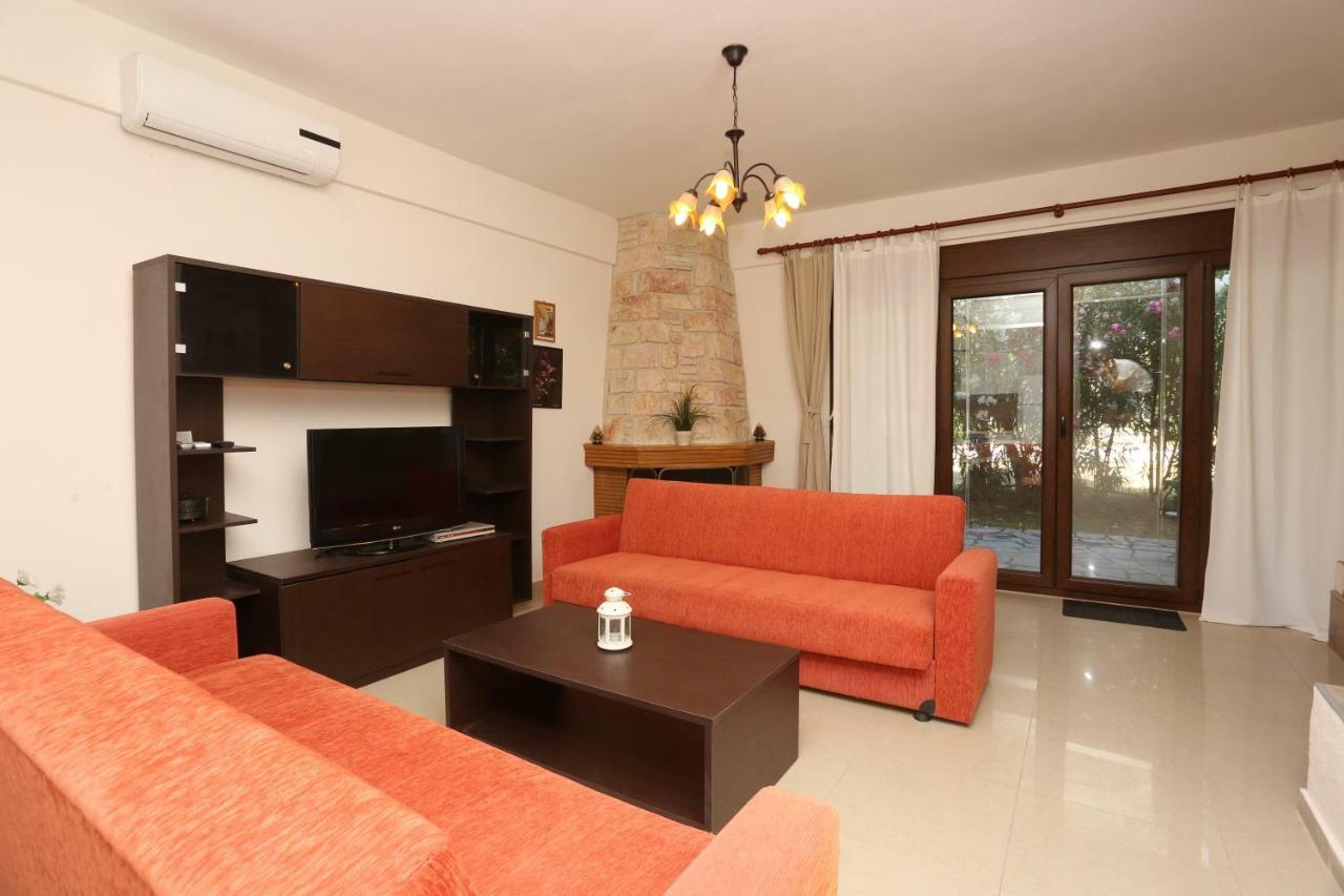 Villa Argo 3 - Beachfront, Big Gardens, Location! Пефкохори Екстериор снимка