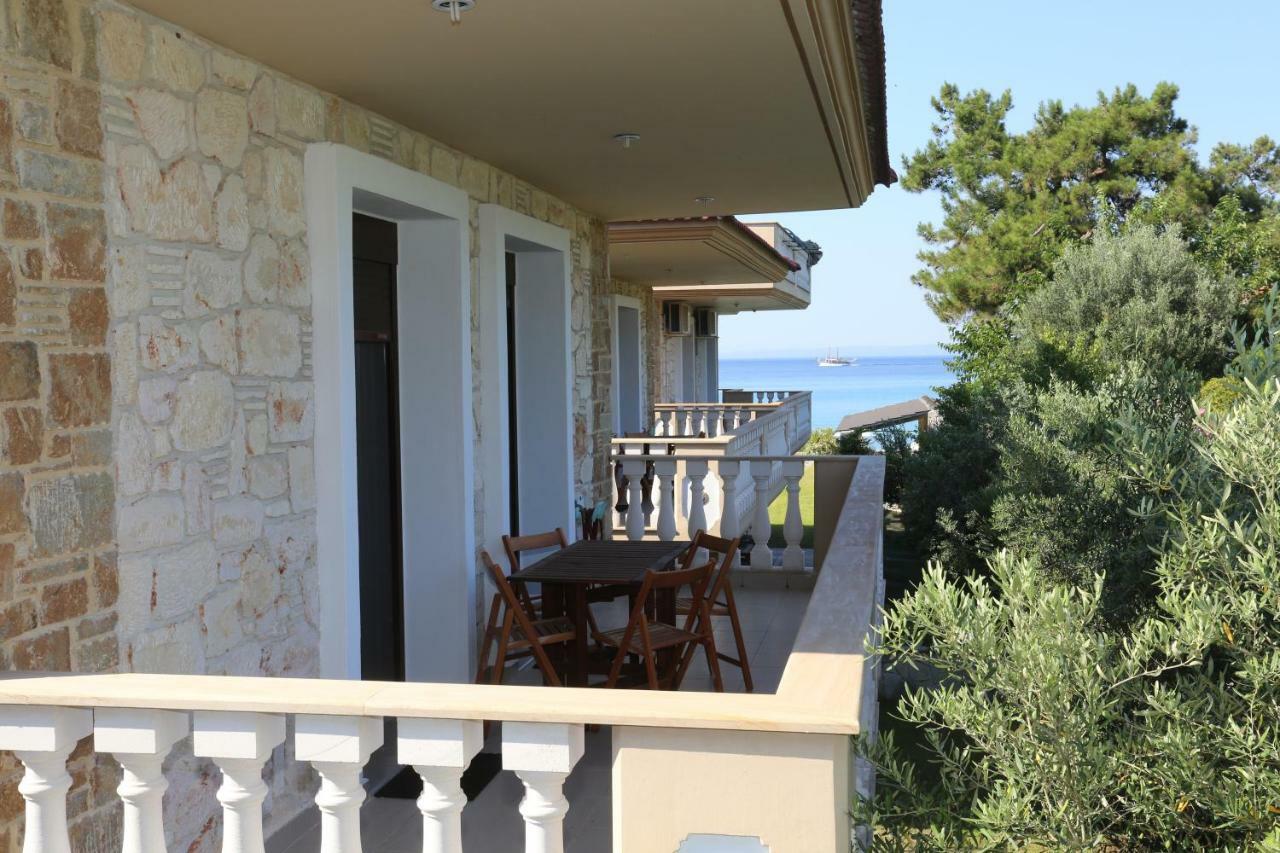 Villa Argo 3 - Beachfront, Big Gardens, Location! Пефкохори Екстериор снимка